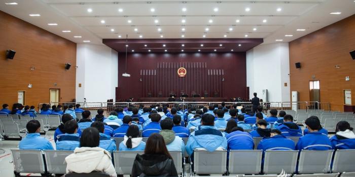觀(guān)摩庭審敲警鐘 法治教育潤(rùn)校園”